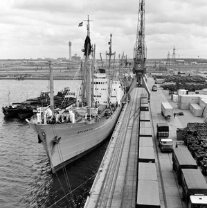 857742 Gezicht op het schip Atlantik langs een kade van de haven te Rotterdam, met op de kade enkele goederenwagens met ...